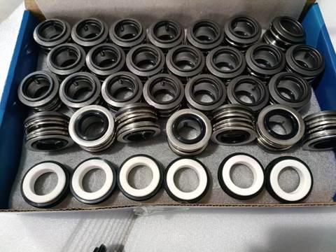 Conjuntos de selos mecânicos dispostos em uma bandeja
